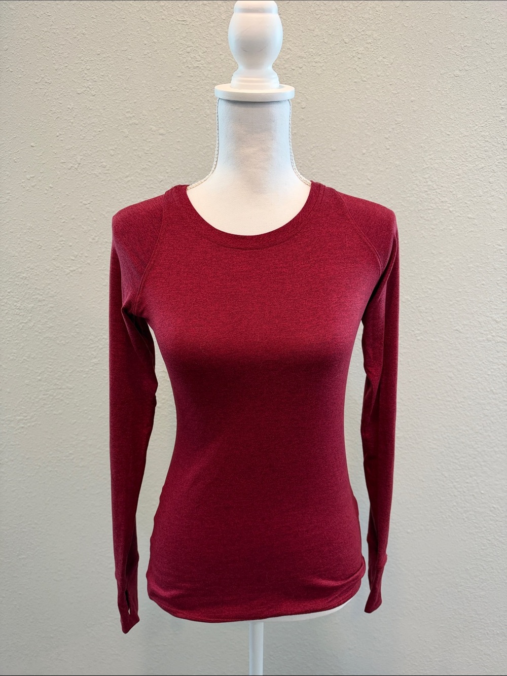 Fleo Women's Long Sleeve Scoop Neck Top in Wine
